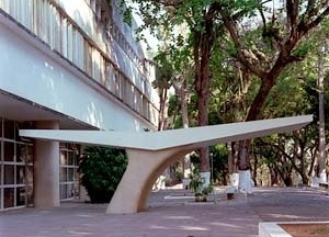 Colégio de Cataguases, marquise de acesso, 1944. Arquiteto Oscar Niemeyer <br />Foto Pedro Lobo.  [IPHAN-BH]