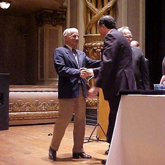 Marcos Konder Netto recebe o Colar do IAB do presidente do IAB-DN<br />Foto Gilberto Belleza 
