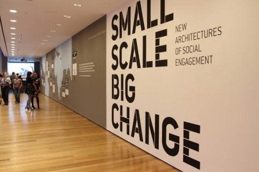 Vista da entrada da exposição "Small Scale, Big Change" no MoMa em Nova York<br />Foto Jorge Mario Jáuregui 