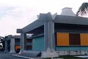 Figure 6 – Zona Franca de Manaus: Superintendency Headquarters, 1971. Governamental adiministrative building formed by independent modular concrete structure, with roof designed to improve natural ventilation<br />Foto Mirian Keiko Ito Rovo 