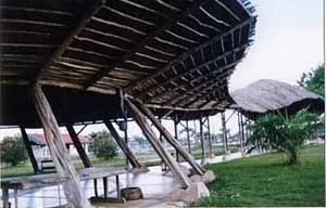 Figure 9 – Children playing under the covered circulation path, the main social interaction place of the village<br />Foto Mirian Keiko Ito Rovo 