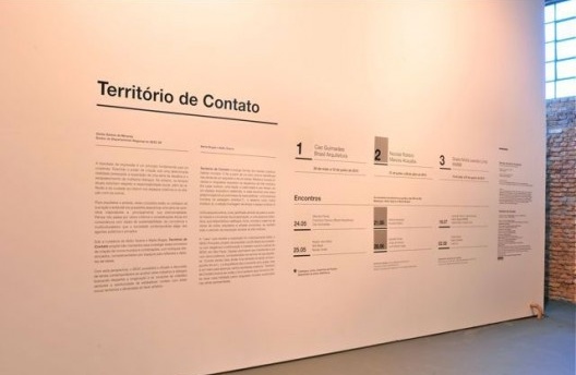 Exposição Território de Contato, Marcos Acayaba e Nicolás Robbio (módulo 2), curadoria Marta Bogéa e Abilio Guerra, Sesc Pompéia, 2013<br />Foto Juan Guerra 