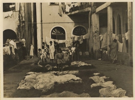 Cortiço em Salvador<br />Foto divulgação  [Acervo Epucs / Arquivo Histórico Municipal de Salvador, 1942-47]