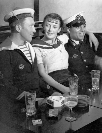Chica y marineros<br />Foto Brassaï 